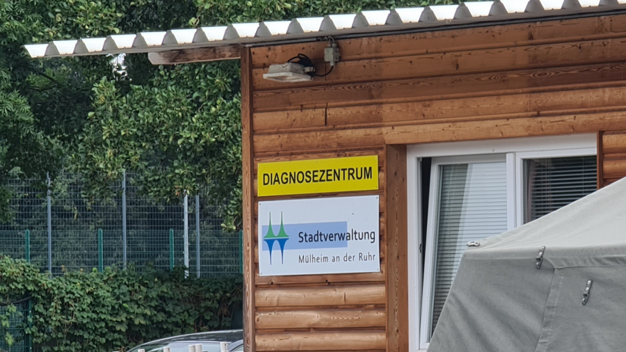 Foto vom Eingang des Diagnosezentrums an der Mintarder Straße in Saarn, im Vordergrund ist der Teil eines Drive Through-Zeltes zu sehen. - Jasmin Kramer