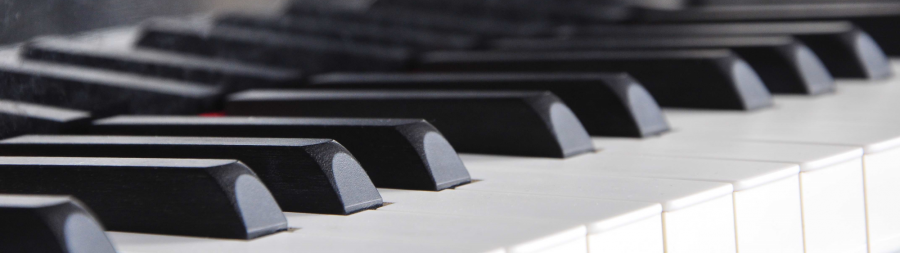 Das Bild zeigt einen Ausschnitt von der Tastatur eines Klaviers. - Musikschule