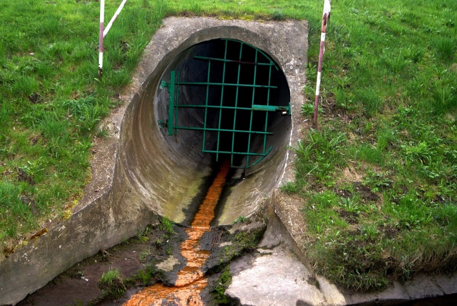 Abwasser fließt aus einem Kanalrohr in die öffentliche Kanalisation. Daazu bedarf es einer wasserrechtlichen Genehmigung nach  58 Wasserhaushaltsgesetz (WHG) - Pixabay