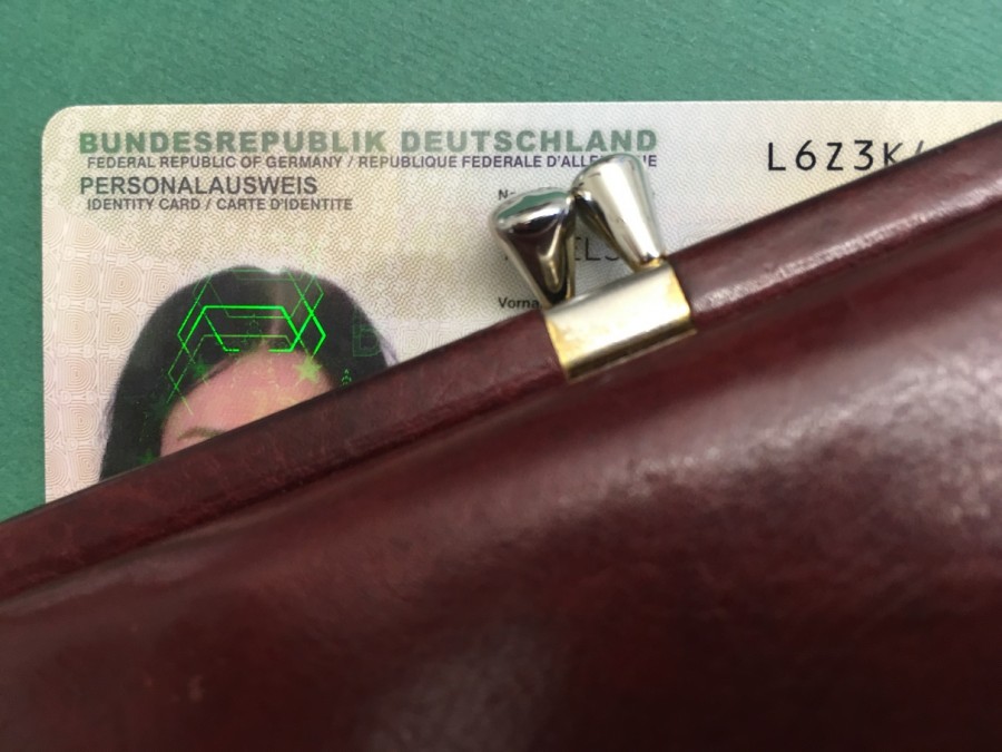 Deutscher Personalausweis, Pass, Lichtbilsausweis, Kartenausweis - Redaktion