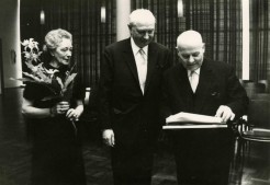OB Heinrich Thöne gratuliert dem Ehepaar Max und Irene Schwenzer zum 70jährigen Jubiläum ihrer Handelsschule (1966) - Stadtarchiv