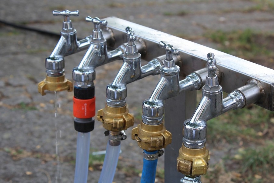 Wasserhähne, angeschlossen an einem Brunnen. Infos zur Grundwasserentnahme. - Pixabay