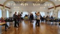 Das Bild zeigt tanzende Personen, die das Tanz-Caf in der Begegnungsstätte Kloster Saarn besucht haben. Hier gibt es jeden Monat Tanz zu Livemusik sowie Kaffee mit Kuchen. - Silke Steinen, Kulturbüro