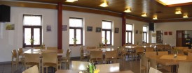 Tische und Stühle können je nach Bedarf angeordnet werden. Während des Cafeteria Betriebs sind sie der Regel in Sitzgruppen für jeweils 8 Personen aufgestellt.