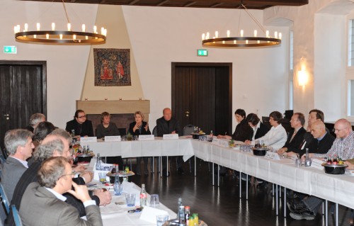 Gespräch mit Vertretern der Bürgervereine, Schloß Broich. 10.03.2010 Foto: Walter Schernstein