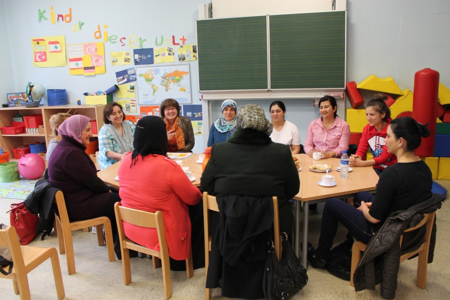 Teilnehmer des MUT-Cafés, niederschwelliges Mülheimer Sprachprogramm für Frauen und Eltern.