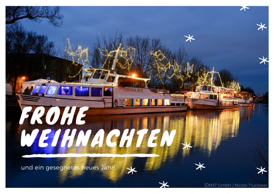 Postkartenaktion zu Weihnachten 2020: Das Foto zeigt Schiffe der Weißen Flotte mit weihnachtlicher Beleuchtung und dem Schriftzug im Vordergrund: Frohe Weihnachten und ein gesegnetes neues Jahr - Onlineteam