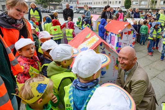 Oberbürgermeister Ulrich Scholten begrüßt Kinder aus 16 katholischen Kitas. Die Kinder haben Papphäuser zum Thema dieses Weltkindertages 