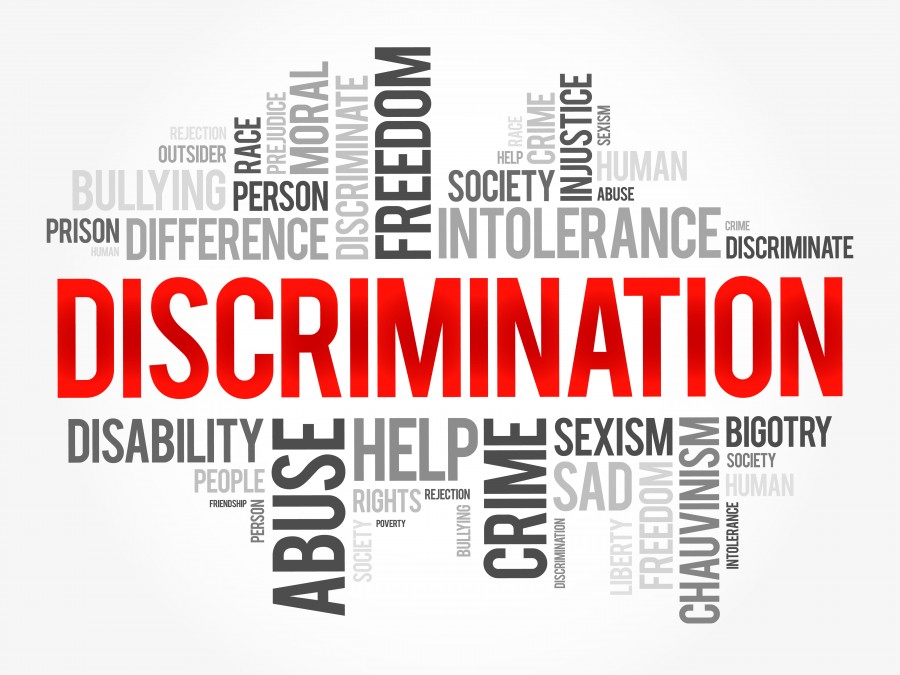 Das Bild zeigt unter anderem den Schriftzug Discrimination, zu deutsch Diskriminierung. Gleichstellung, Gleichstellungstelle - Shutterstock