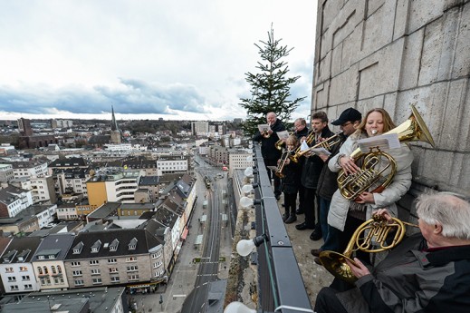 Turmbläser-Ensemble, der Posaunenchor der Zionskirchengemeinde (Heißener Straße) spielt am Ersten Weihnachtstag vom Rathausturm. 25.12.2013 Foto: Walter Schernstein