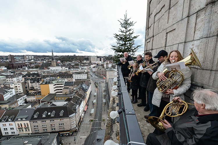 Turmbläser-Ensemble, der Posaunenchor der Zionskirchengemeinde (Heißener Straße) spielt am Ersten Weihnachtstag vom Rathausturm. 25.12.2013 Foto: Walter Schernstein - Walter Schernstein