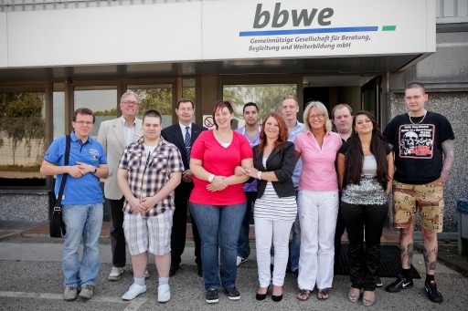 Die bbwe Gemeinnützige Gesellschaft für Beratung, Begleitung und Weiterbildung mbH in Mülheim an der Ruhr hat am 13. August 2012 22 Absolventen der außerbetrieblichen Ausbildung verabschiedet.