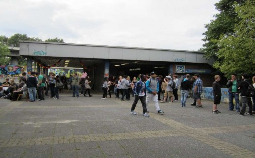 Jugendliche feierten an der U-Bahn-Station: Familiennetzwerk Heißen und JUPP eröffneten Eichbaum-Sommer mit Party 