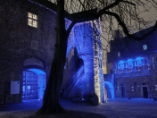 Internationaler Aktionstag „Cities for Life“ unter dem Motto „Städte für das Leben – Städte gegen die Todesstrafe“: Innenhof von Schloß Broich wird am 30. November 2023 blau beleuchtet.