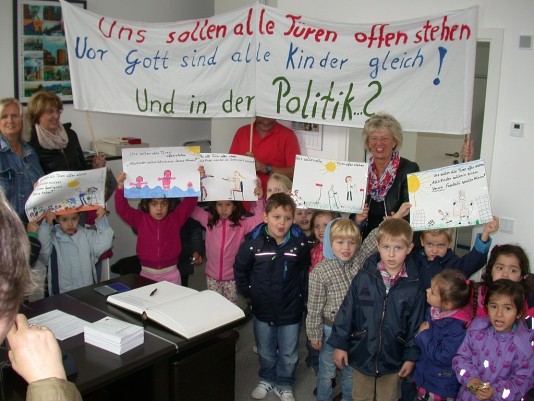 Besuch von Kindergartenkinder zum Weltkindertag bei Bürgermeisterin Renate aus der Beek im Rathaus