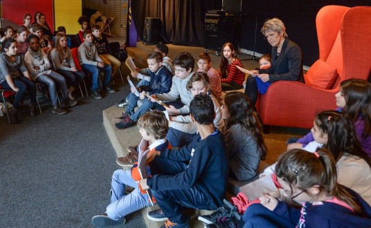 Ein Lesesessel bereits in Aktion. Grundschulkinder kamen in der Stadtteilbibliothek in Heißen zusammen, um gemeinsam mit der ehemaligen Oberbürgermeisterin Dagmar Mühlenfeld das Märchen Aladin zu lesen.