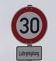 Aus Gründen der Luftreinhaltung gilt auf der Ortsdurchfahrt von Selbeck in beide Fahrtrichtungen ab sofort Tempo 30.
