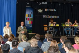 Schülersprechstunde. Oberbürgermeister Ulrich Scholten spricht mit Schülern und Schülerinnen der Gesamtschule Saarn, Lehnerstraße 65. 20.05.2016 Foto: Walter Schernstein