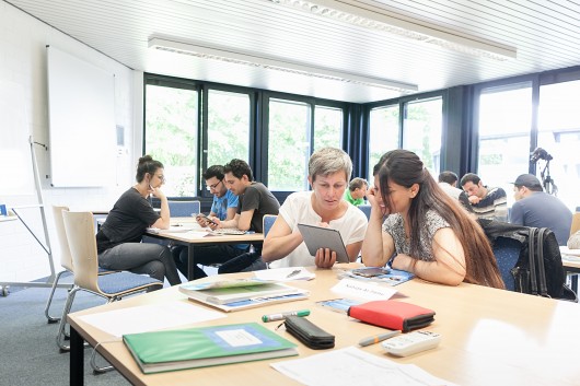 Die App Einstieg Deutsch richtet sich explizit an Selbstlernende und ermöglicht den schnellen Einstieg in die deutsche Sprache. Hier beim Test mit Schülern in der VHS.