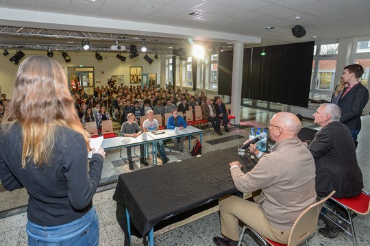 High Noon - Diskussionsveranstaltung mit Schülern des Gymnasium Karl-Ziegler-Schule.  05.02.2016 Foto: Walter Schernstein