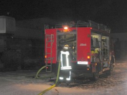 Ein Löschfahrzeug der Freiwilligen Feuerwehr wurde einem Abschnitt zugeteilt und unterstütze die Löscharbeiten. Die Brandbekämpfung wurde durch die frostigen Temperaturen erheblich erschwert.