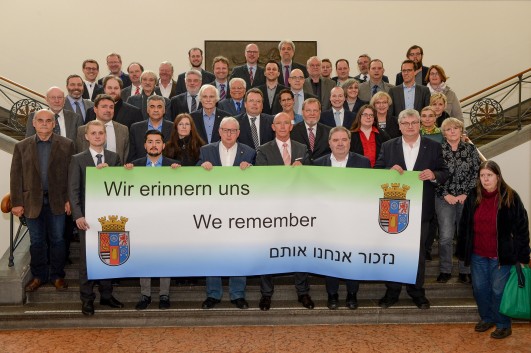 Der Jüdische Weltkongress (WJC) hat eine Aktion initiiert, die dem Gedenken der ermordeten Holocaust-Opfer gilt. Mitglieder des Stadtrates mit dem Transparent Wir erinnern uns im Foyer des Historischen Rathauses.  