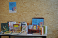 Das Bild zeigt Bücher für Kinder und Jugendliche in ukrainischer Sprache. Ein Koffer voll mit Büchern ist ein neues Projekt vom Goethe-Institut. - Stadtbibliothek  Elke Hoffmann