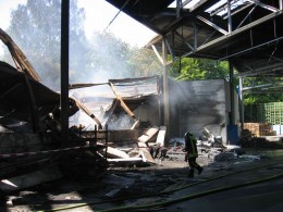 Beim Eintreffen der Feuerwehr brannte die Halle in voller Ausdehnung, es wurden mehrere B- und C- Rohre vorgenommen.