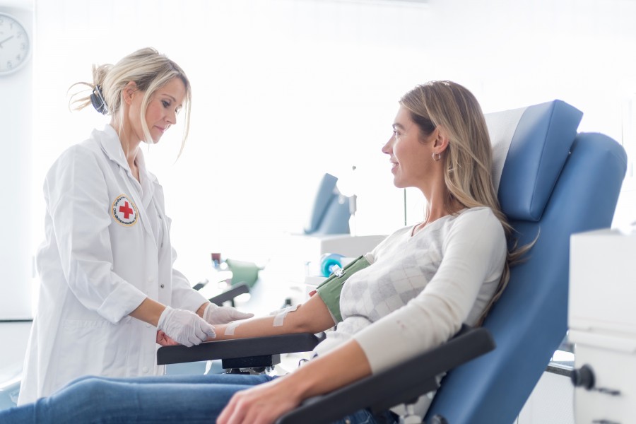 Blutspenden rettet Leben: Das DRK sucht dringend Blutspender der Blutgruppe 0 (und aller anderen Blutgruppen)). - DRK-Blutspendedienst West