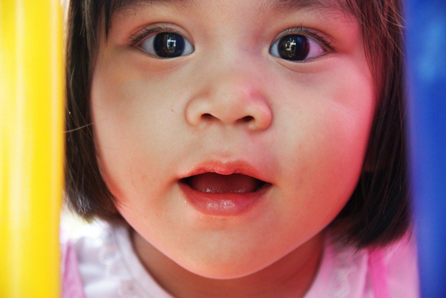 Mädchen im Kleinkindalter hält ihr Gesicht ganz nah in die Kamera. Opstapje, Kinderbetreuung, Eltern, Familie - Bild von Jeniffer, Wai Ting Tan auf Pixabay