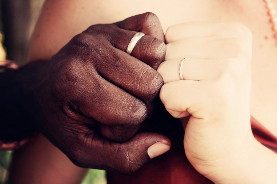 Männerhand an Frauenhand, mit frisch angesteckten Eheringen. Hände eines Ehepaares nach der Trauung.  Trauringe, Hochzeit, heiraten - Bild von Free-Photos auf Pixabay