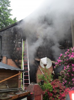 Wegen der starken Rauchentwicklung musste das Nachbarhaus geräumt und mehrfach kontrolliert werden. Ein Übergreifen des Brandes konnte durch intensive Löschmaßnahmen verhindert werden. 