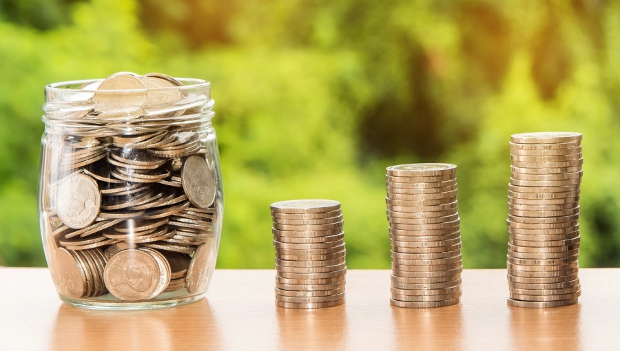 Geldmünzen in einem Einmachglas, daneben sind drei unterschiedlich hohe Münzstapel. Symbol für Elternbeiträge. - Pixabay Geldmünzen in Gläsern, Symbol für Haushalt, Finanzen, Euros, Noten, Banken... - Pixabay