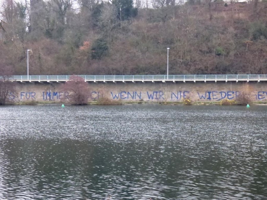Die Stützmauer am Leinpfad oberhalb der Mendener Straße in Höhe der ehemaligen Jugendherberge am Kahlenberg wurde mit einem großflächigem Graffiti bemalt. Das Bild des Tiefbauamtes zeigt den Schriftzug an der Mauer und die Ruhr davor. - Ralf Grunert