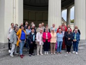 Die Frauengruppe der dreizehnten frauenpolitischen Fahrt hat sich am Elisenbrunnen in Aachen gemeinsam mit der lokalen Gleichstellungsbeauftragten Sabine Bausch fotografieren lassen.