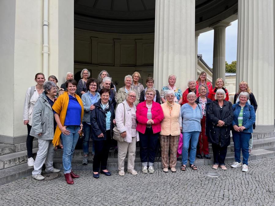 Die Frauengruppe der dreizehnten frauenpolitischen Fahrt hat sich am Elisenbrunnen in Aachen gemeinsam mit der lokalen Gleichstellungsbeauftragten Sabine Bausch fotografieren lassen. - Gleichstellungsstelle / Cäcilia Tiemann