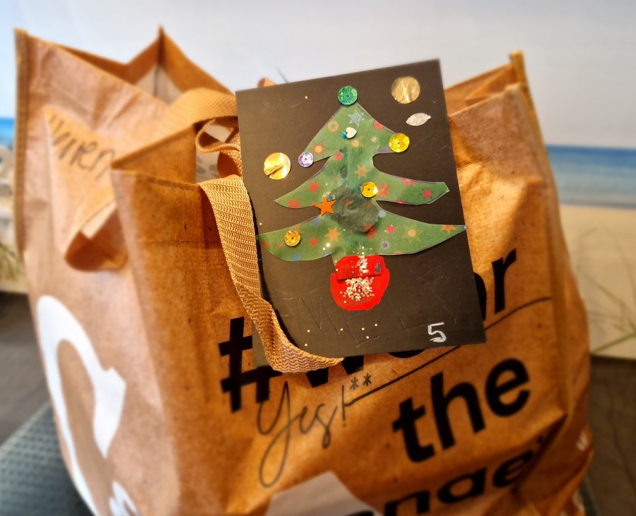 Ein Care-Paket von der Mülheimer Malteser Hilfsaktion mit einer weihnachtlichen Grußkarte. - Jan Stamm / Malteser Hilfsdienst e.V. Mülheim an der Ruhr