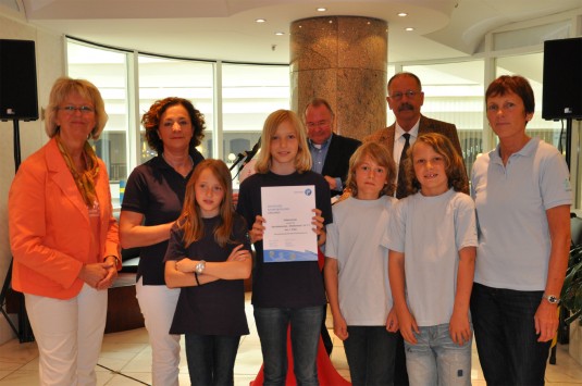 Die Delegation der Hölterschule erreichte Platz eins in der Kategorie C beim Sportabzeichenwettbewerb 2011.