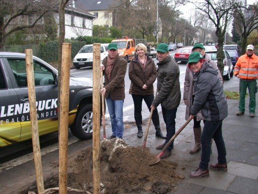 Tolles Bürgerengagement: Sylvia Waage (Leiterin des städtischen Grünflächenmanagements, rechts)freut sich mit Axel Uhlenbruck (Mitte) über die ungewöhnlich großzügige Aktion.
