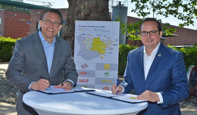 Oberbürgermeister Thomas Kufen und Ruhrbahn Geschäftsführer Michael Feller (links) bei Unterzeichnung des 11-Punkte-Plans für einen starken Nahverkehr im Ruhrgebiet - RVR