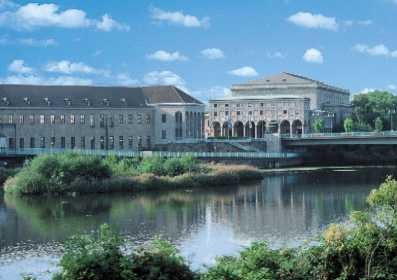 Beste Lage: Stadthalle und Wasserburg, Sitz der Rheinisch-Westfälischen Wasserwerksgesellschaft