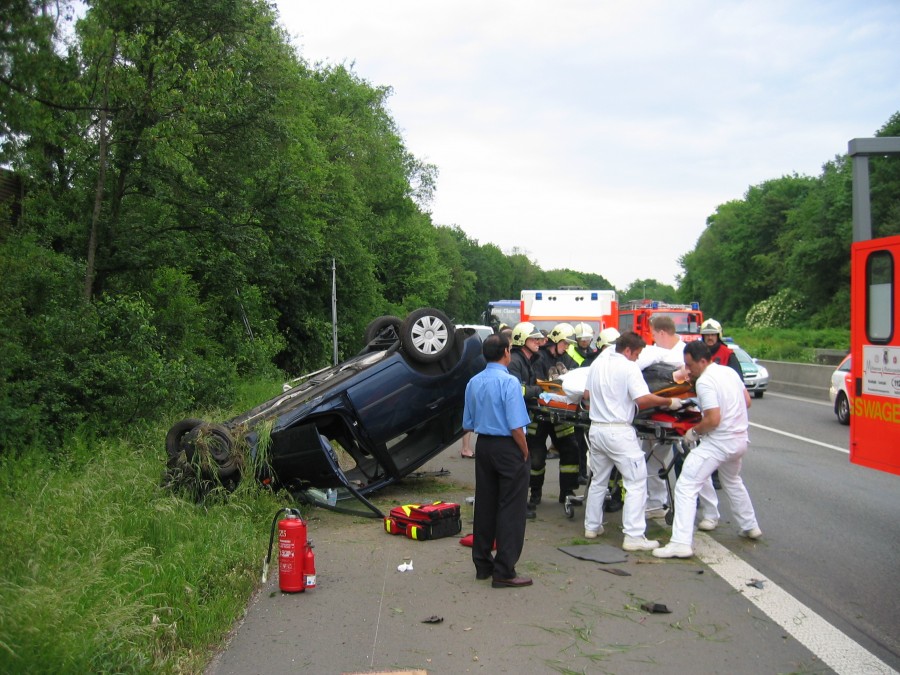 Einsatz des Rettungsdienstes mit Rettungswagen und Notarzt bei einem Verkehrsunfall auf der Autobahn.