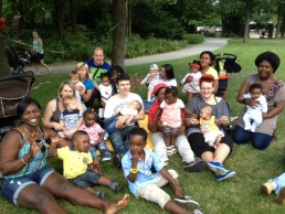 Rund 40 Mütter und Väter waren Sommerfest der Familienhebammen in der MÜGA.
