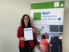 Frau V. Karabulut erhält ihr MUT-Digital Zertifikat.


 - Quelle/Autor: Koordinierungsstelle  MUT und Opstapje - Haccan&#305;m &#350;akar-Ak