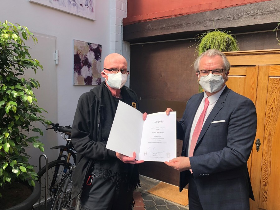 Oberbürgermeister Marc Buchholz (rechts) verleiht dem bildenden Künstler Dirk Hupe den Ruhrpreis des Jahres 2020 in seinem privaten Umfeld. Beide tragen Coronabedingt eine FFP2-Maske. - privat (zur Veröffentlichung freigegeben)