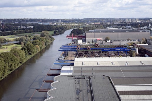 Der Rhein-Ruhr-Hafen wird am 10. April 2015 für Helikopterfilmaufnahmen von Mülheim überflogen. Foto: Anja Steinmann