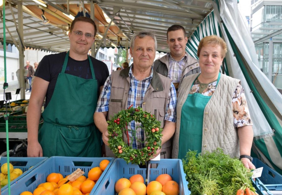 Familie T. Henninghaus verkauft Obst/Gemüse/Kräuter auf dem Wochenmarkt