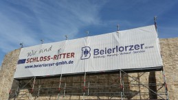 Ein neuer alter Bekannter an der Schloss-Mauer: Mit der Beierlorzer GmbH hat sich ein weiteres Mülheimer Unternehmen zum zweiten Male dazu entschlossen, mit der Anmietung eines großformatigen Schloss-Retter-Werbebanners die Sanierung des Schlosses Broich finanziell zu unterstützen. 