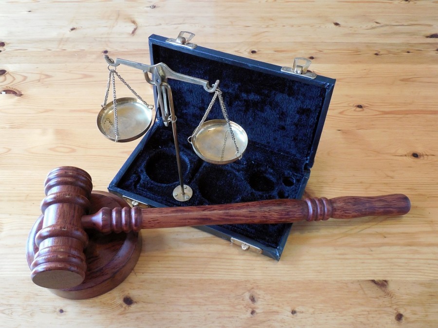 Bildausschnitt mit einem Richterhammer und einer Waage in einem geöffneten Kästchen. Gerichtsverfahren, Recht, Gerechtigkeit, Justiz - Pixabay