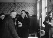 Am Wahltag übertrug der damalige Rundfunksender NWDR aus einem Wahllokal in Mülheim an der Ruhr, 1946.
 - Quelle/Autor: Stadtarchiv